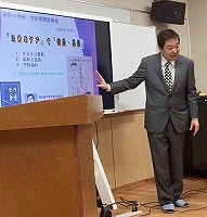 小学校で講演する院長